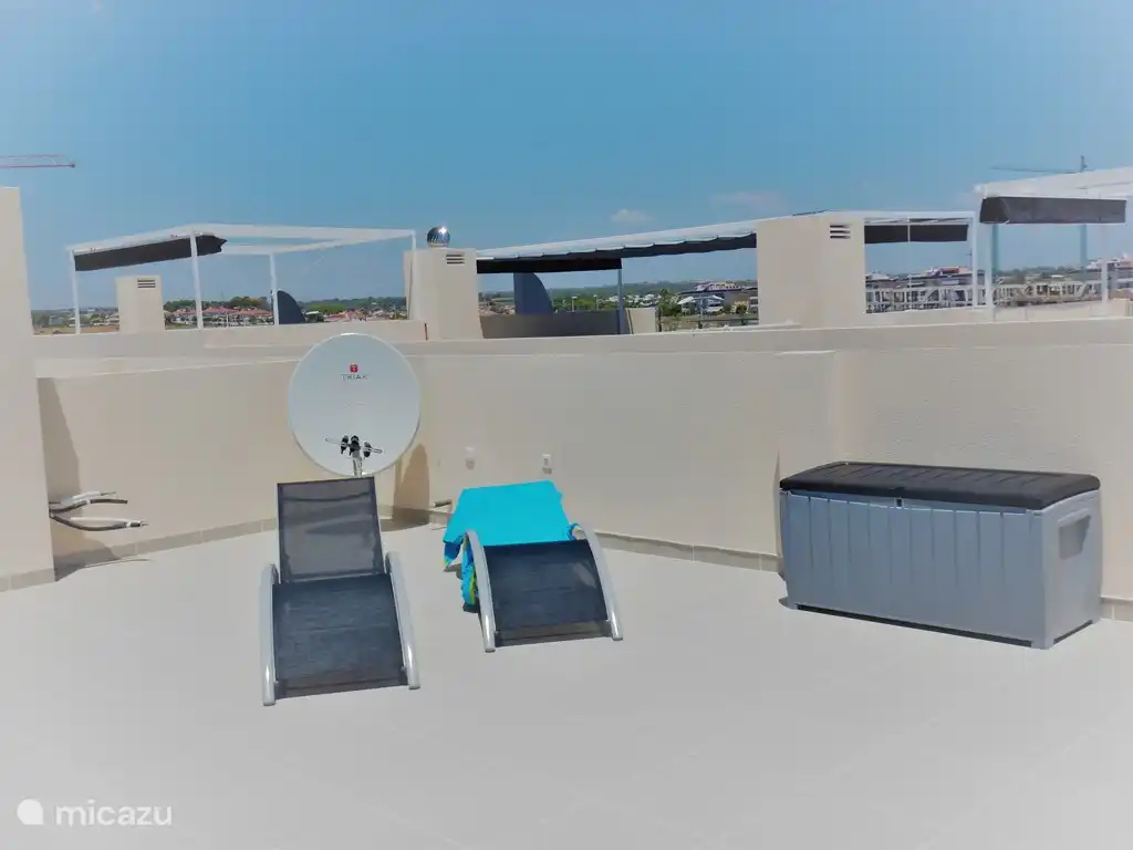 Sonnige Dachterrasse mit Meerblick