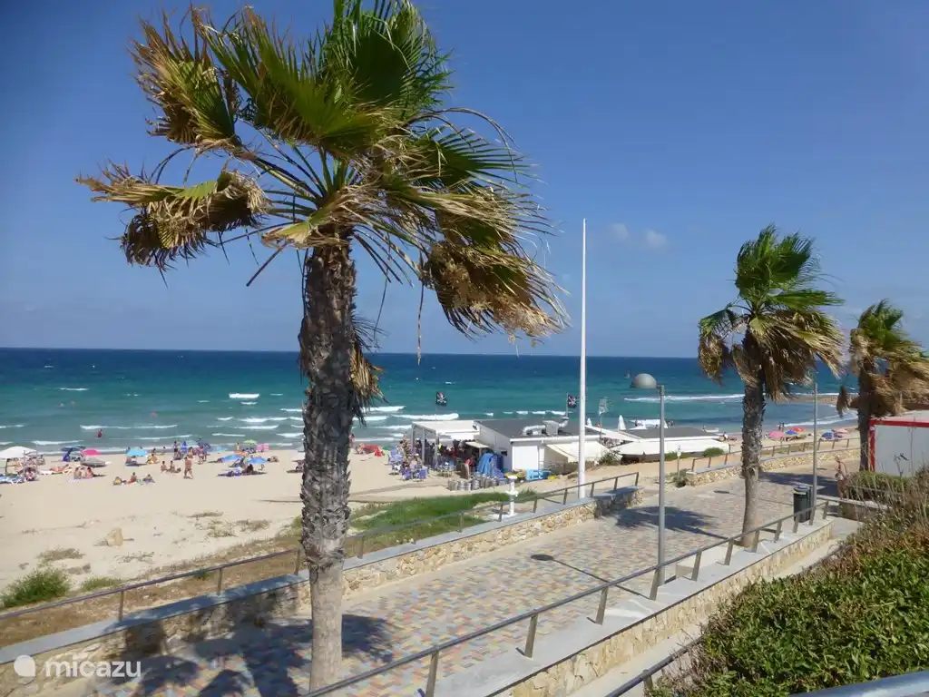 Promenade entlang dem Strand mit Cafés, Restaurants und Pubs