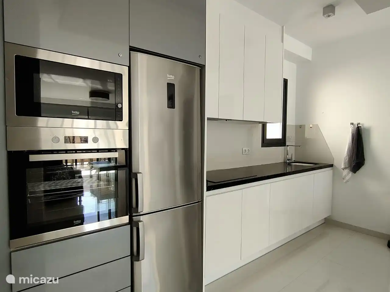 Moderne keuken met alle nodige inbouw apparatuur