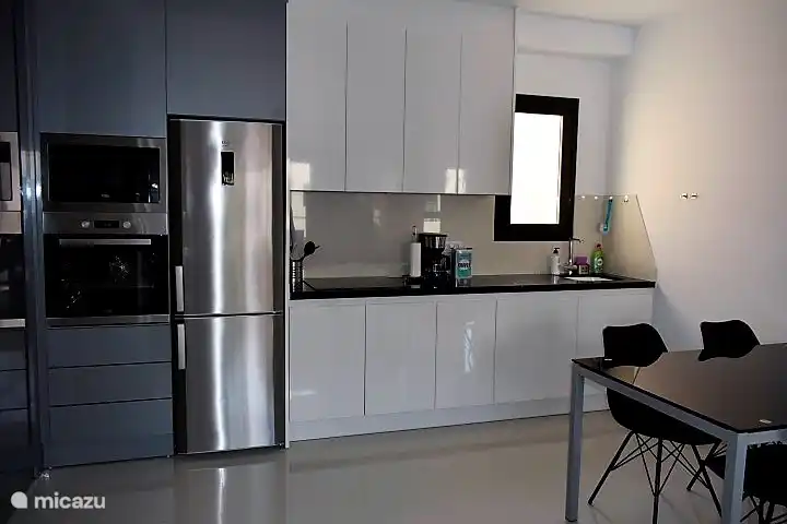 Moderne Küche mit allen modernen Geräten