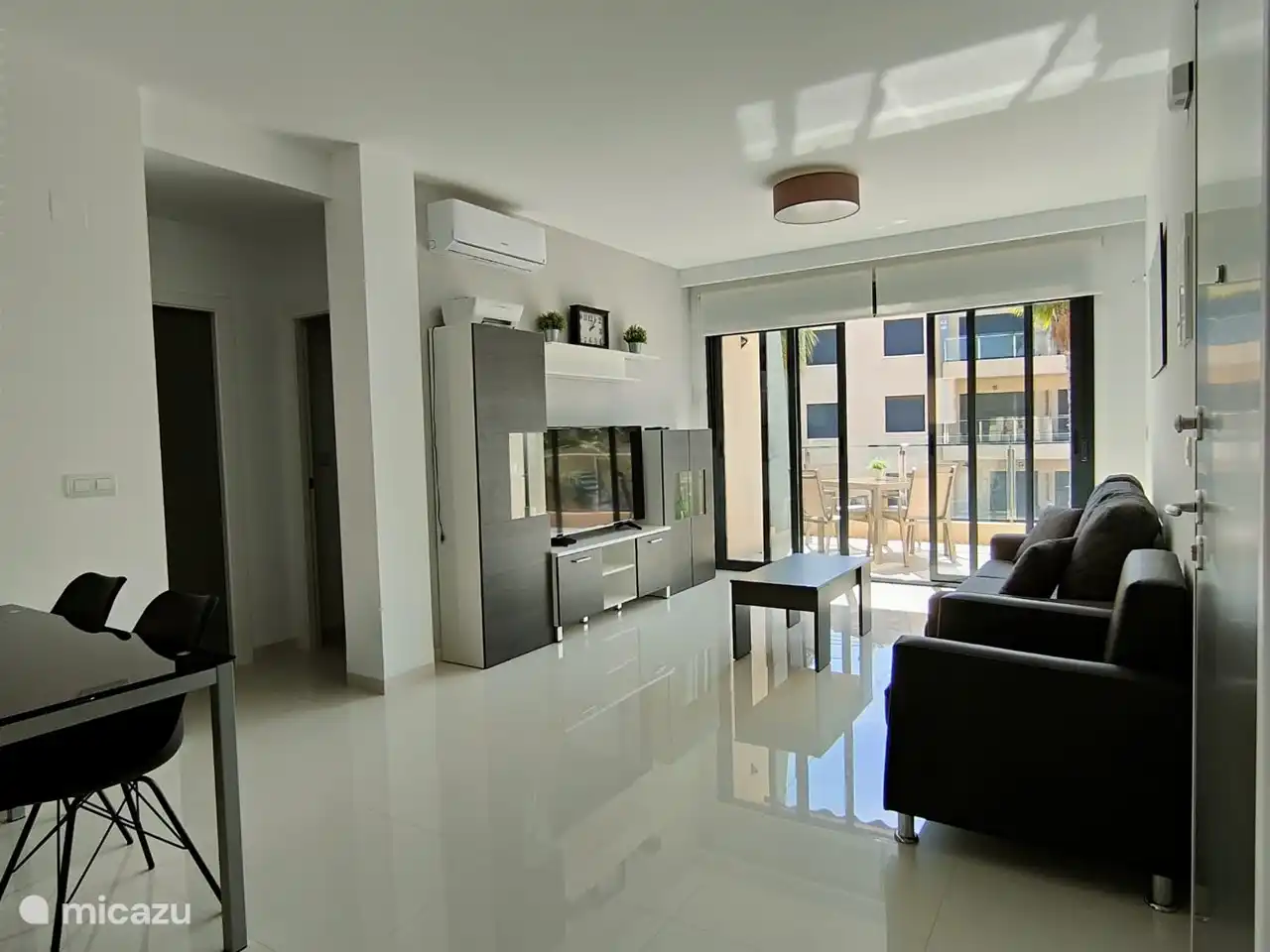 Das geräumige Wohnzimmer