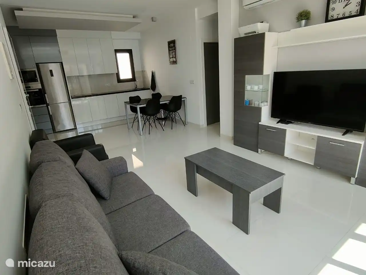 Das geräumige Wohnzimmer