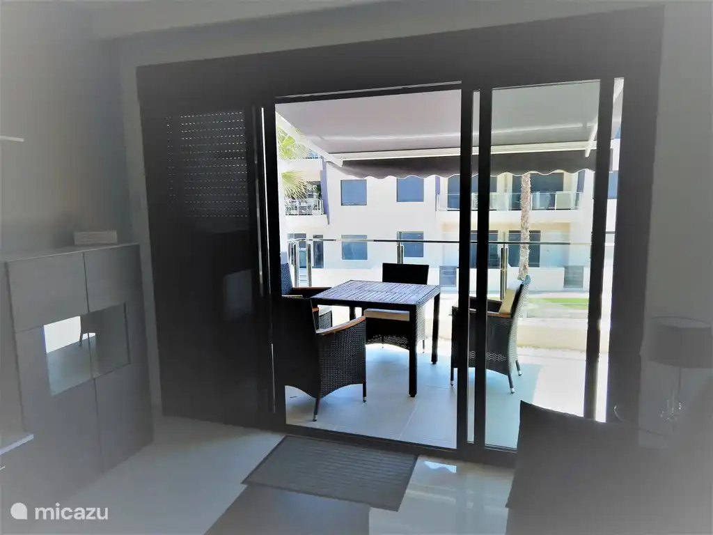 Die Lounge im Schatten, trotz der Sonne, die elektrische Markise