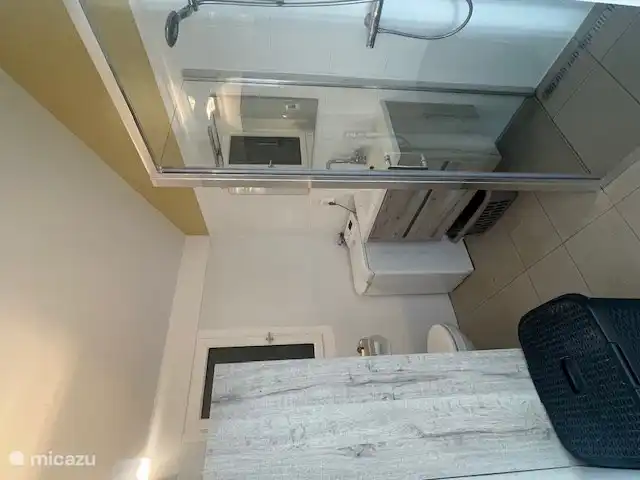 Badezimmer mit Waschmaschine