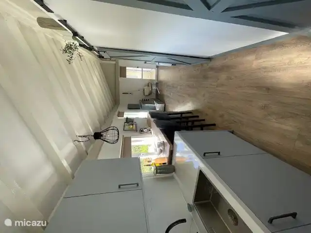 Küche, Wohnbereich und Bar