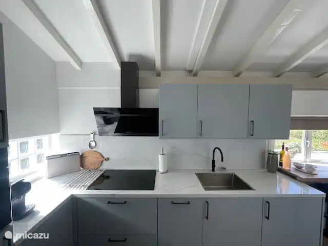 Frontküche voll ausgestattet, wie Quooker, Geschirrspüler, Induktionskochfeld, Kombibackofen und vieles mehr.