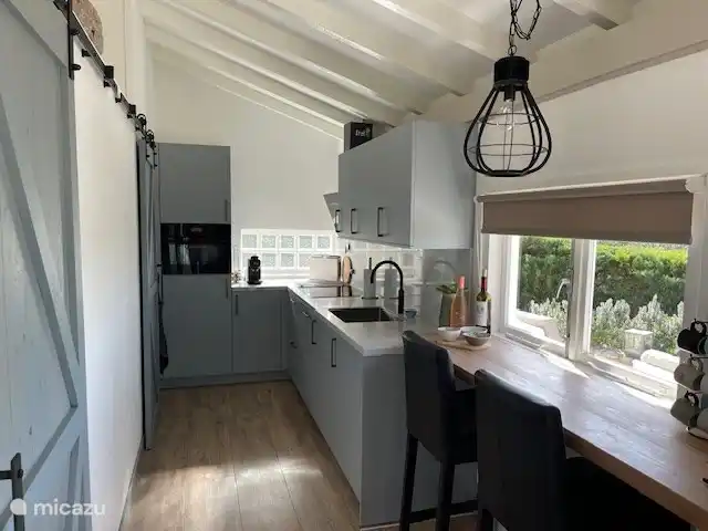 Neue moderne offene Küche mit Bar und Barhockern