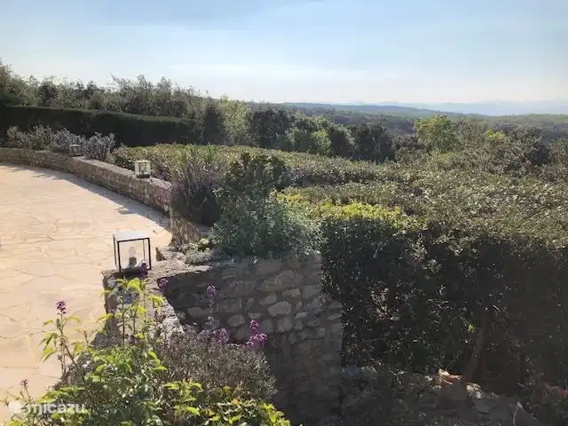 Blick von der Terrasse links