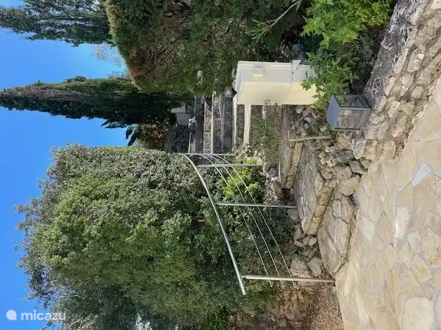 Eingang vom Parkplatz zum Bungalow