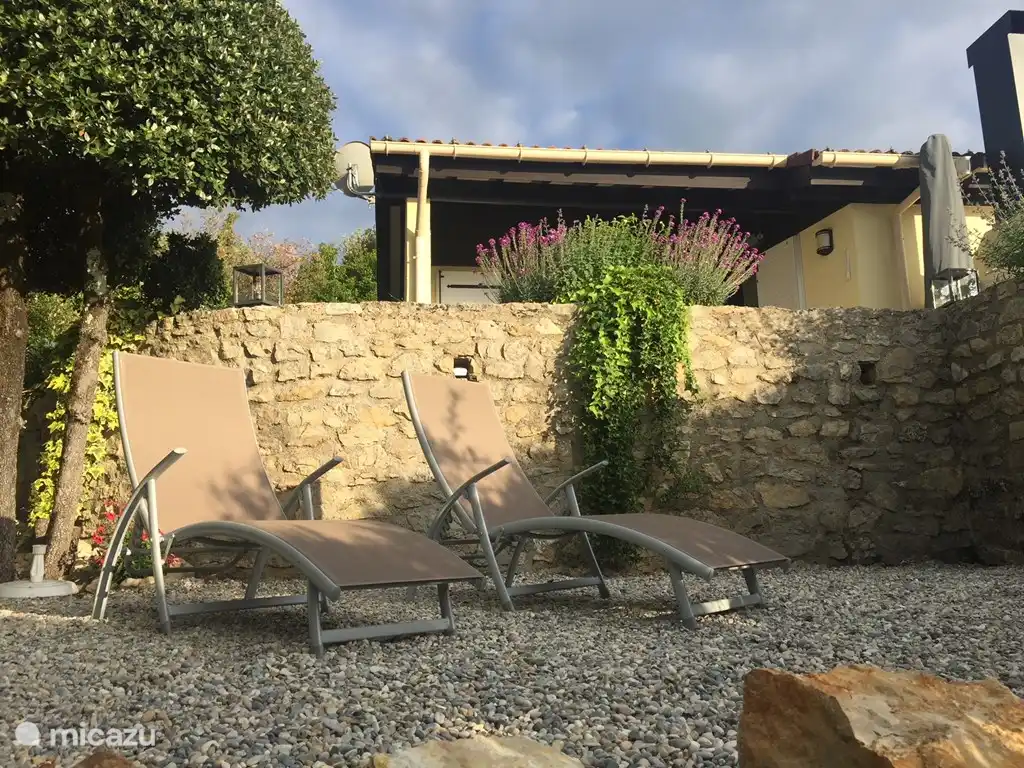 Sonnenterrasse mit Sonnenliegen