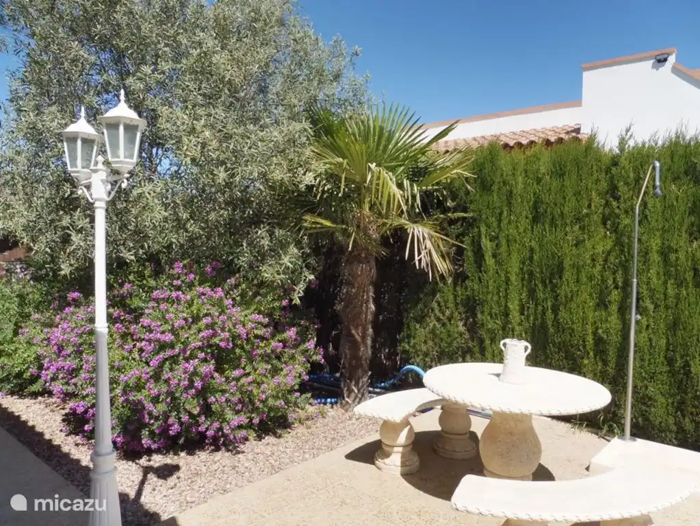 Coin salon classique et douche extérieure