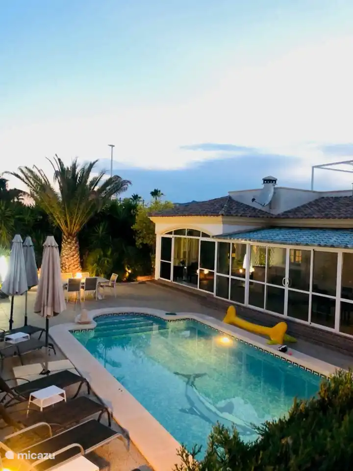 Soirée au bord de la piscine