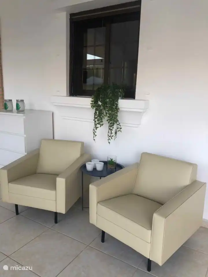 Petit coin salon dans la véranda