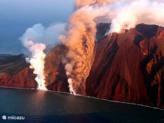Zeiltours Taormina & zeilvakanties huren in Italië, Sicilië, Riposto - camper / jacht / woonboot Spectaculair, de actieve Stromboli