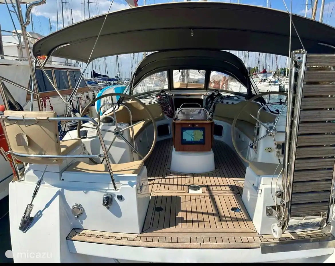 Ihr Segelurlaub beginnt hier! Ein komfortables Schiff, 14 Meter lang mit viel Platz und einer gemütlichen Kombüse.