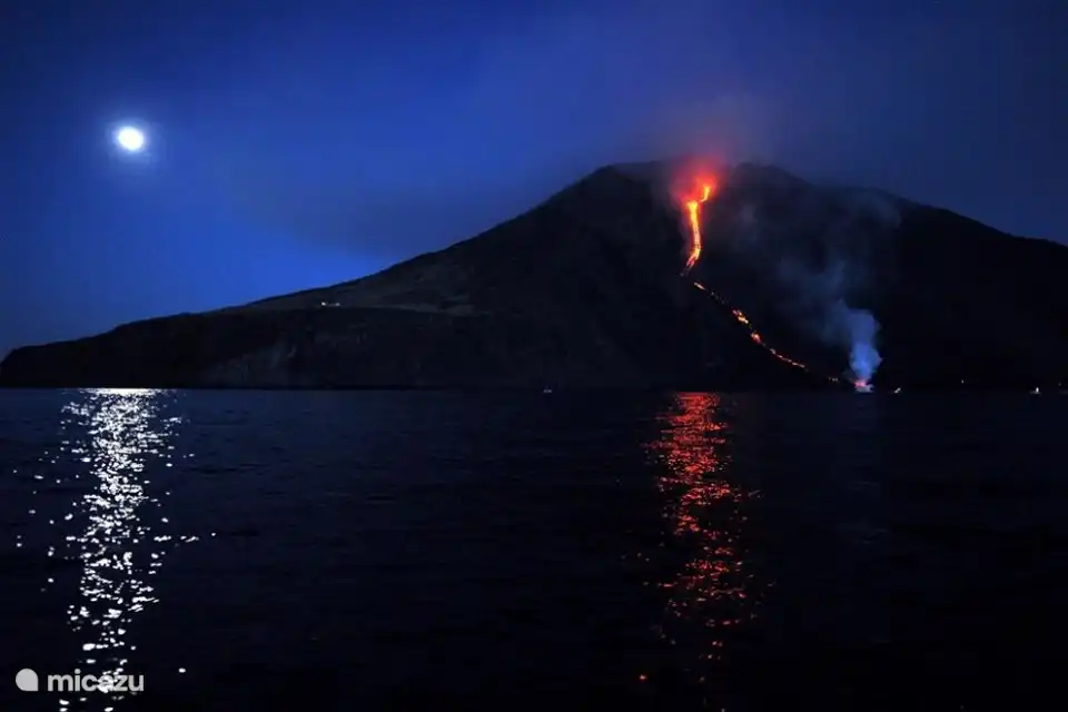Stromboli bei Nacht
