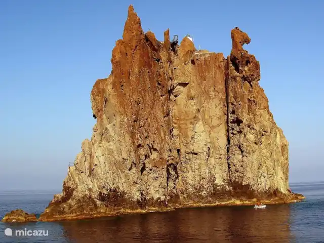 Zeiltours Taormina & zeilvakanties huren in Italië, Sicilië, Riposto - camper / jacht / woonboot Fariglione, lavarotsen die uit zee rijzen