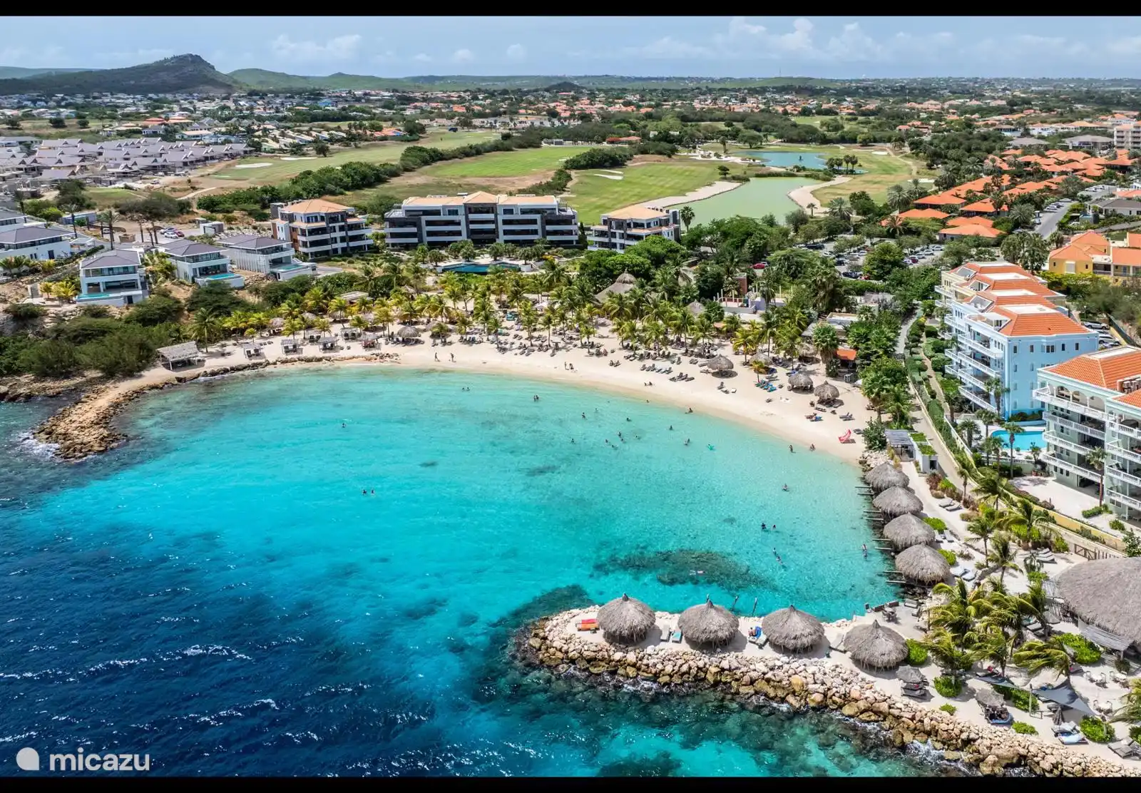 Blue bay strand luchtfoto