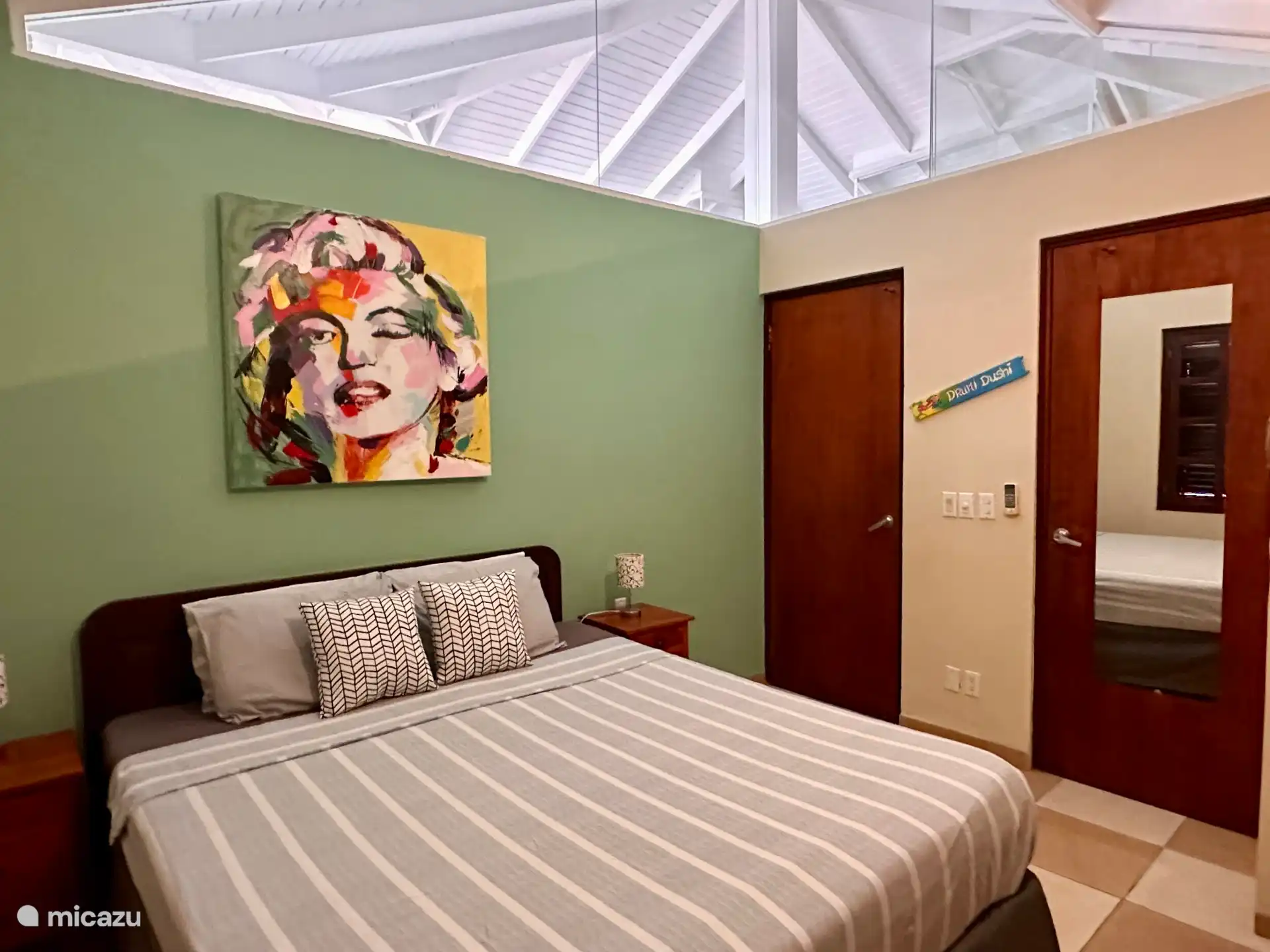 Chambre 1 avec salle de bain attenante