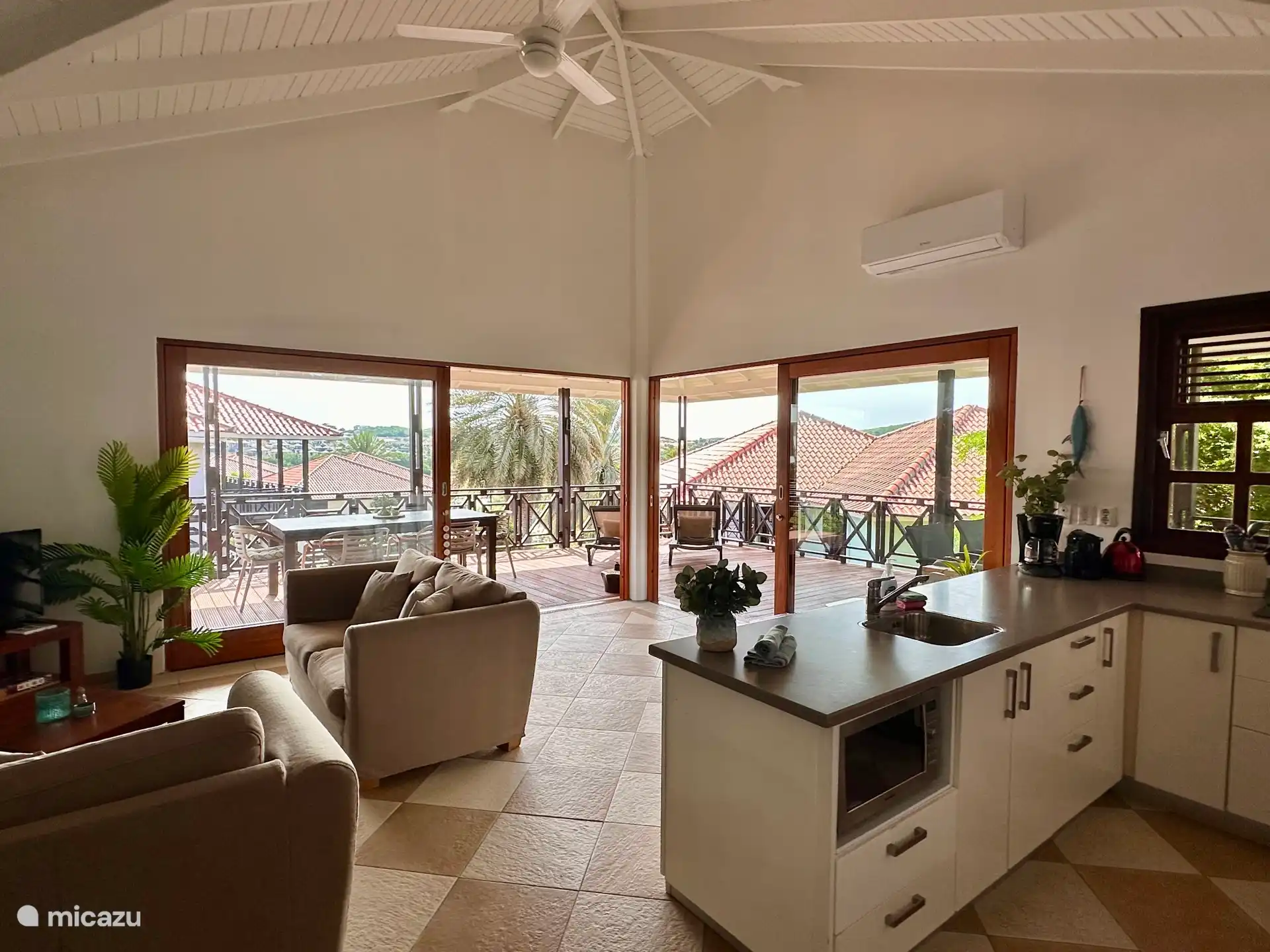 Salon, cuisine, patio