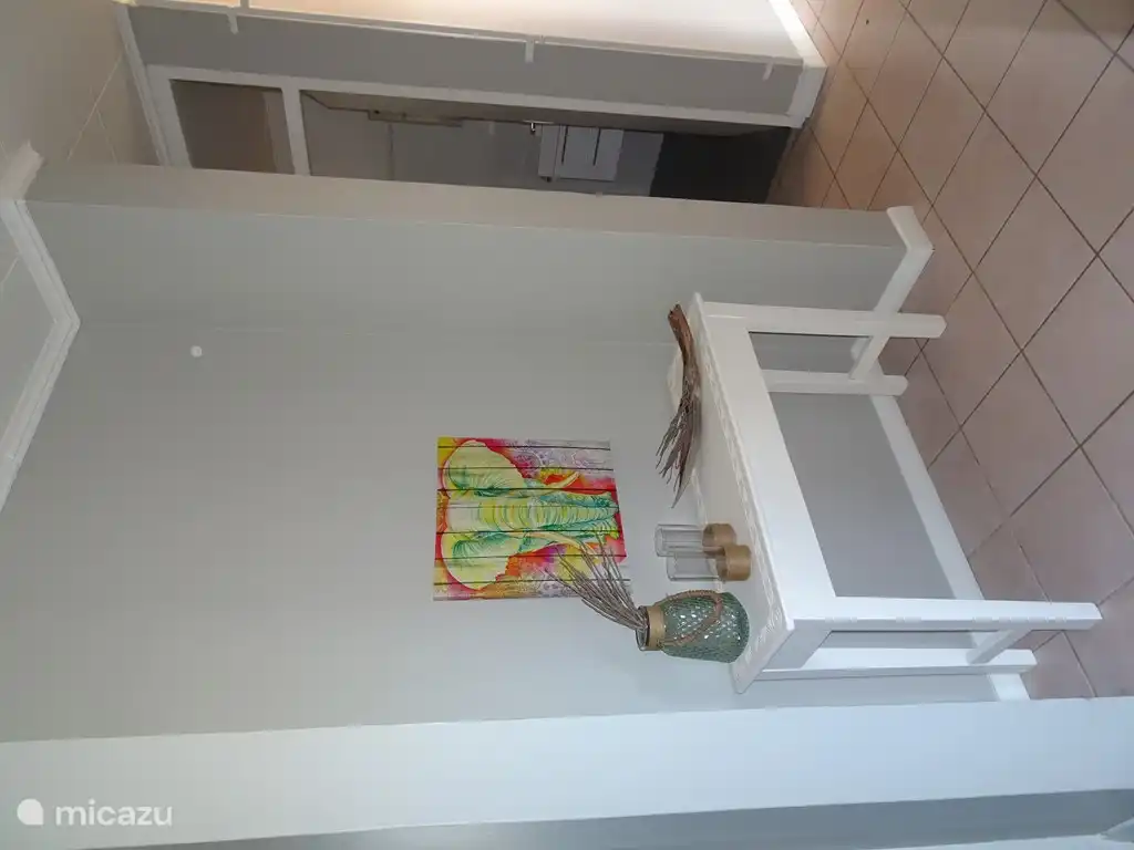 Pasillo a dormitorios y baño