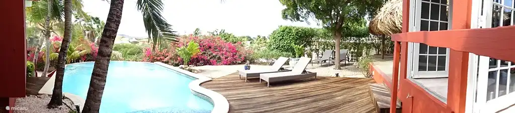 Piscina privada con terraza y 6 tumbonas con vista al porche con puertas que dan al patio