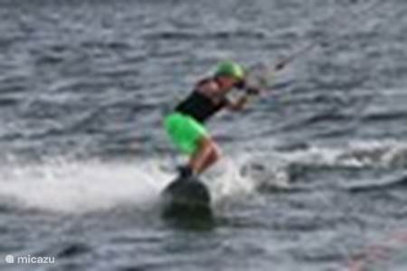 Wakeboarding, waterskiing
