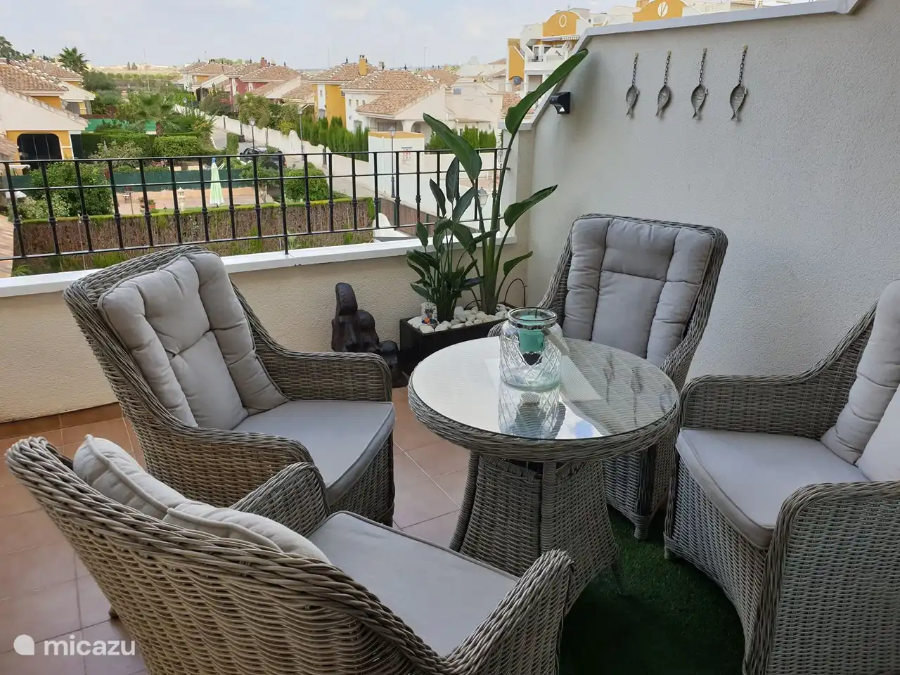 Balkon mit Poolblick