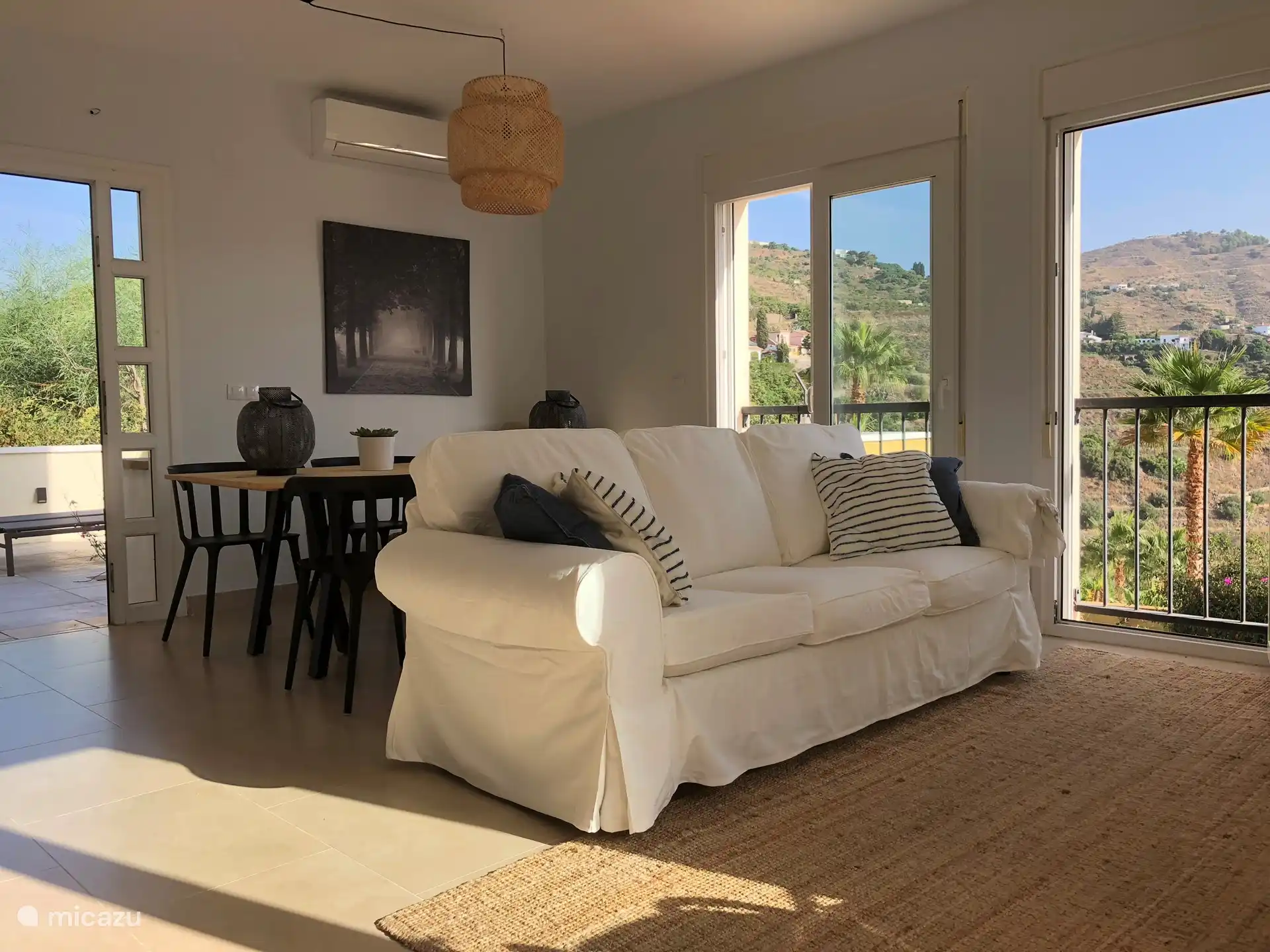 Wohnzimmer mit viel Licht; mit Fenstertüren oder Schiebetüren auf drei Seiten