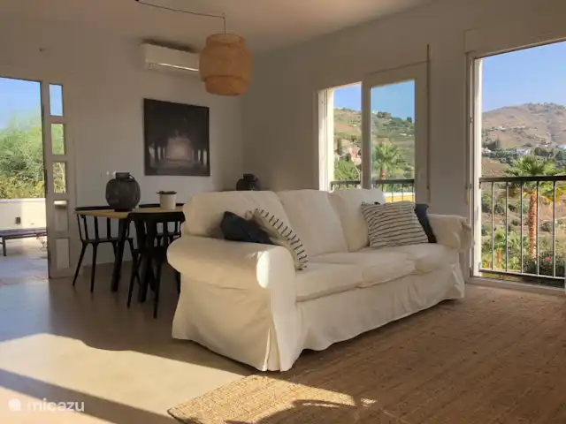 Location de Vacances Espagne, Costa Tropical, Almuñécar, maison de vacances - Maison atmosphérique et élégante en bord de mer Salon avec beaucoup de luminosité; avec portes françaises ou portes coulissantes sur trois côtés