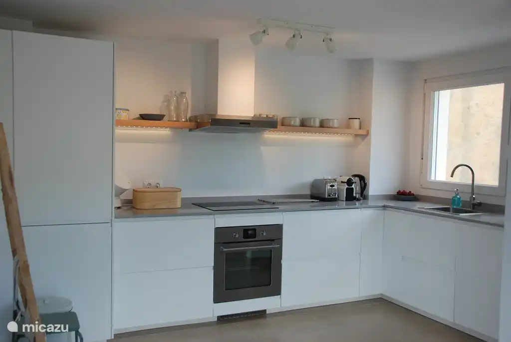 Moderne neue Küche mit Geschirrspüler, Nespresso
usw. usw