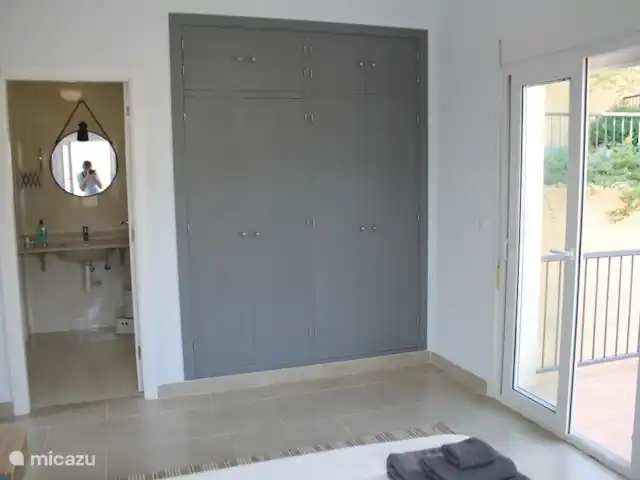 Location de Vacances Espagne, Costa Tropical, Almuñécar, maison de vacances - Maison atmosphérique et élégante en bord de mer Chambre des maîtres avec balcon et salle de bain privée avec bain et douche à l'italienne séparée