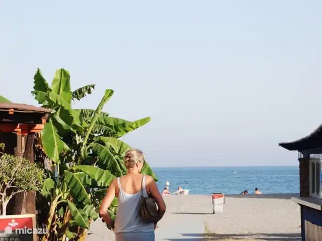 Location de Vacances Espagne, Costa Tropical, Almuñécar, maison de vacances - Maison atmosphérique et élégante en bord de mer Entrée de la plage Playa Tesorillo ; à distance de marche de Casa Limon