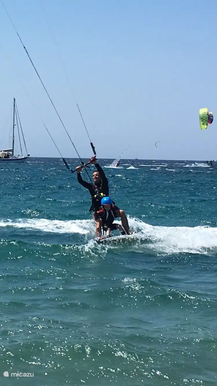 Die Umgebung Almunecar ist in Ordnung und ein vielfältiges Wassersport- und Paragliding-Gebiet. zum Teil aufgrund seiner Lage in der Nähe der Sierra Nevada. 