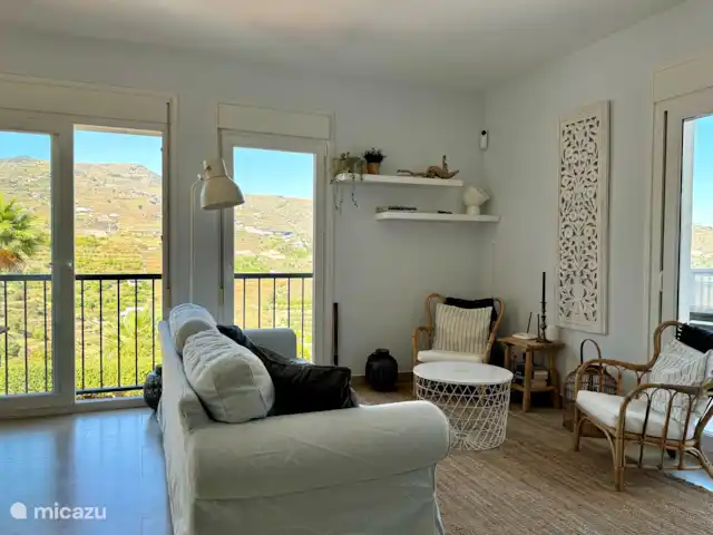 Location de Vacances Espagne, Costa Tropical, Almuñécar, maison de vacances - Maison atmosphérique et élégante en bord de mer Coin salon lumineux avec terrasse des deux côtés