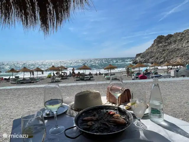 Location de Vacances Espagne, Costa Tropical, Almuñécar, maison de vacances - Maison atmosphérique et élégante en bord de mer Déjeuner avec paelle noire sur la plage ...........