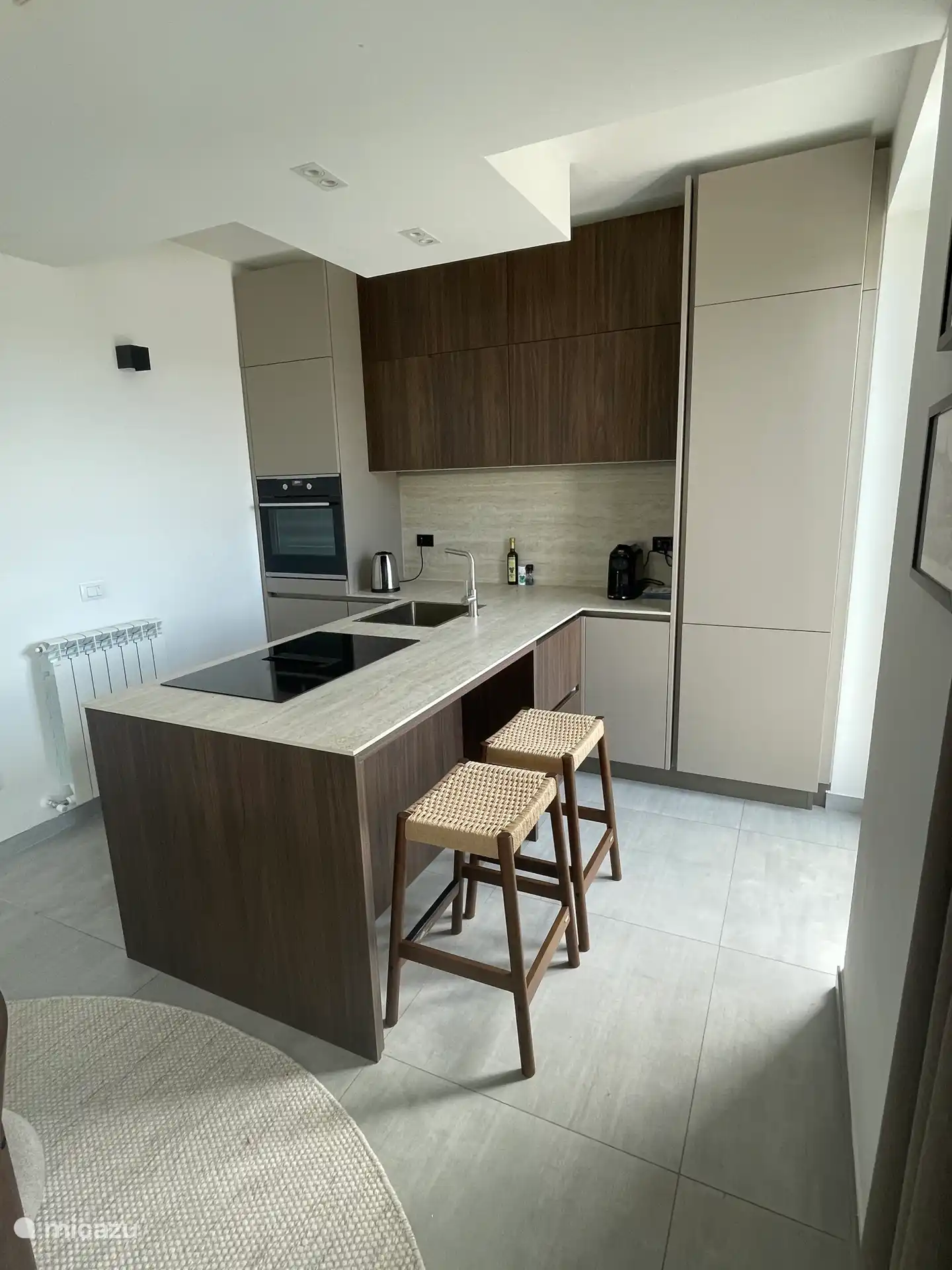 Nieuwe keuken met krukjes