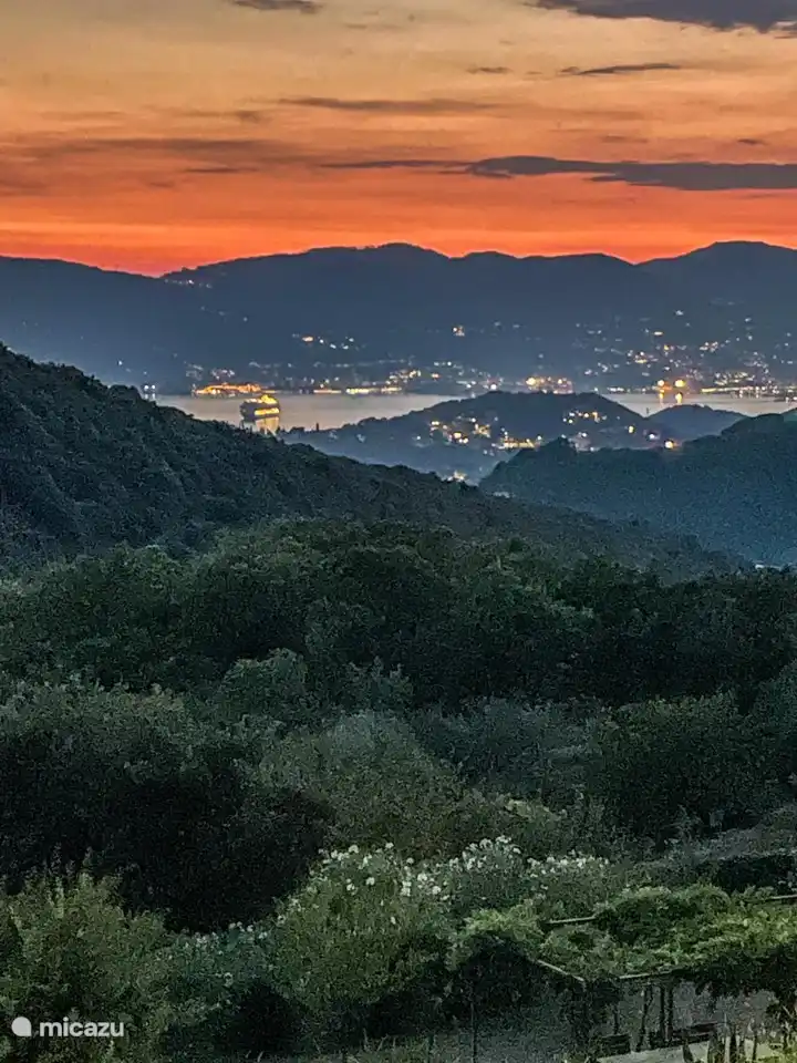 Vista desde el apartamento por la noche.