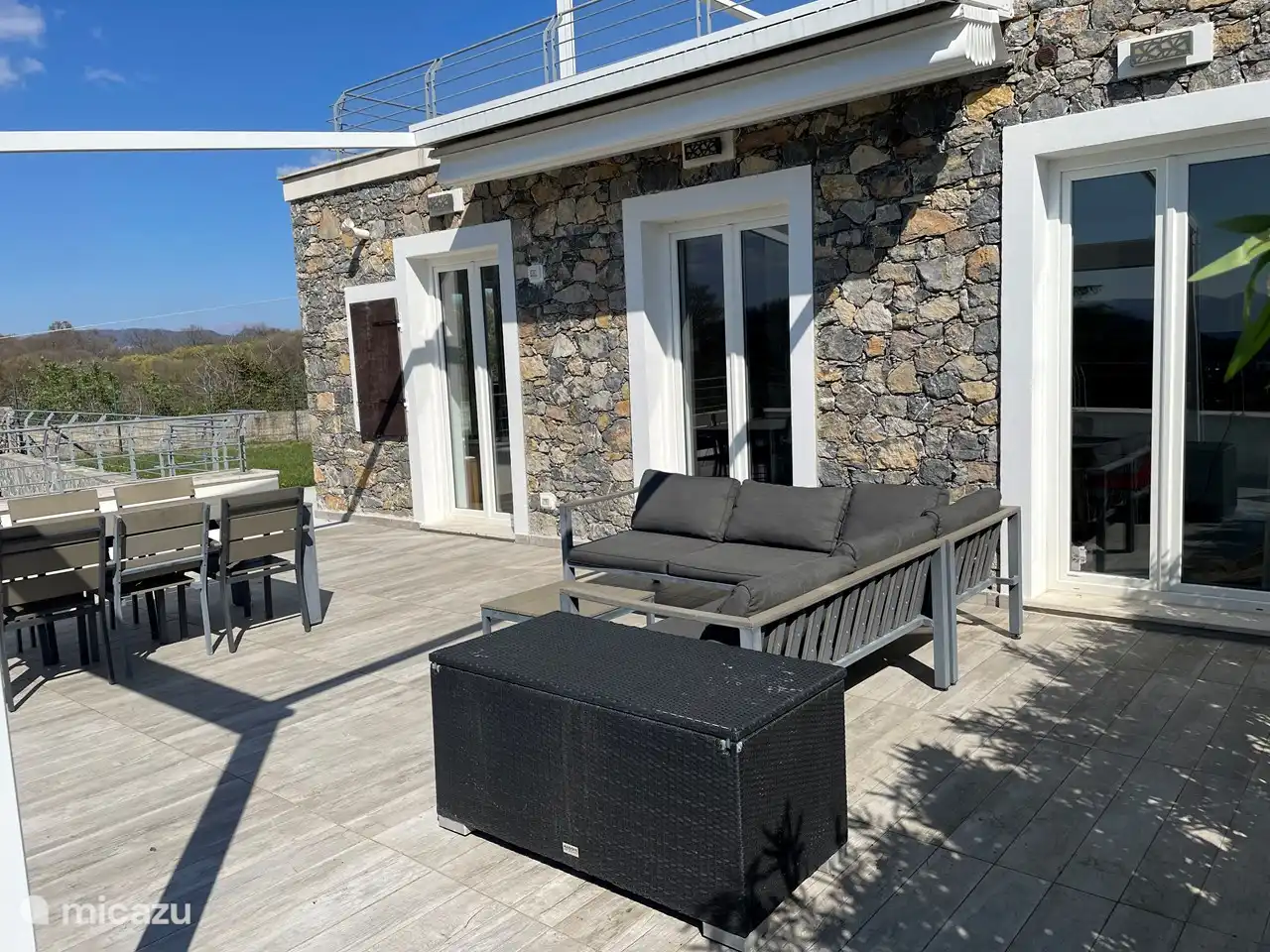 Frente del apartamento, con terraza y a la izquierda el jardín privado