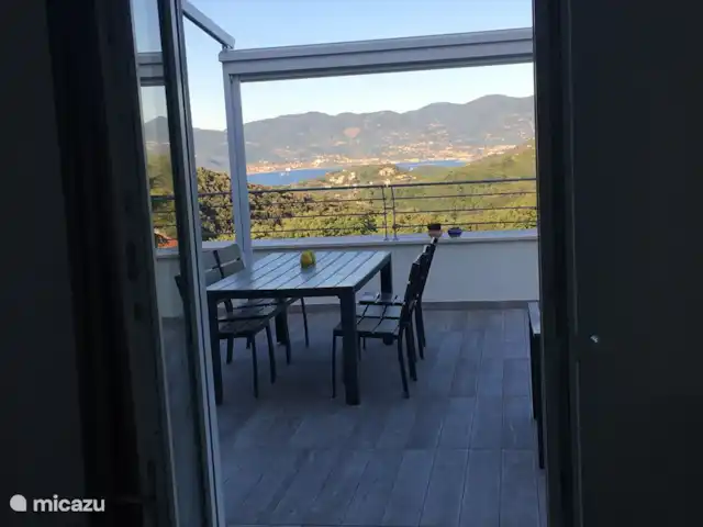 Lerici - Cinque Terre - Toscane Nr.5 huren in Italië, Ligurië, Lerici - appartement Uitzicht op zee en terras van binnen het appartement in de ochtend
