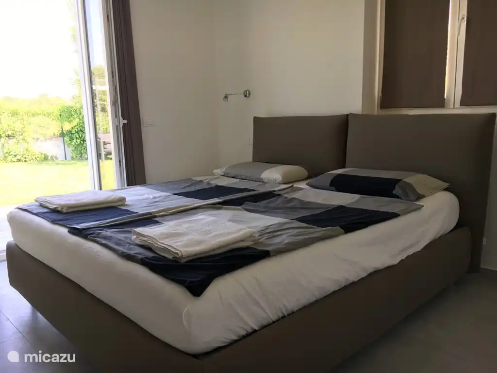 Dormitorio 1. Cama king size de 180 cm de ancho y 200 cm de largo