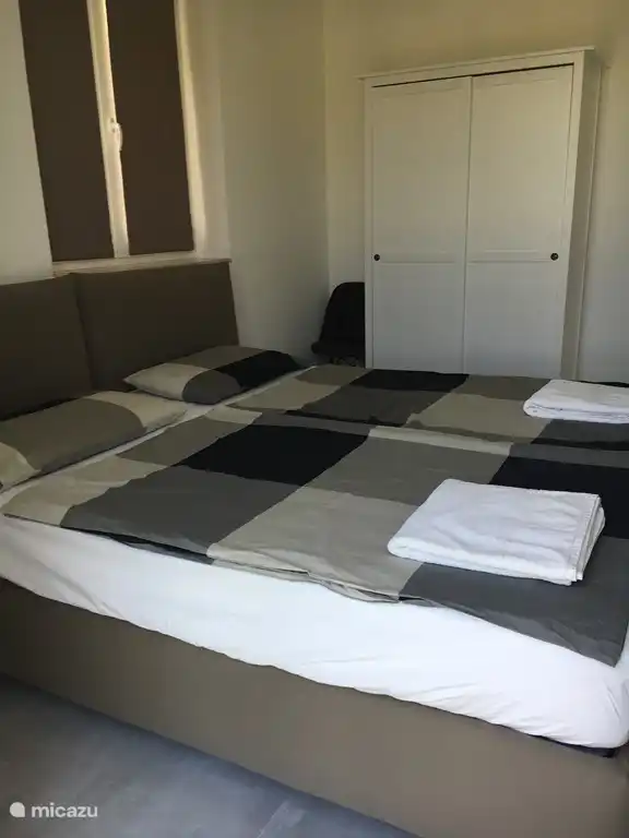 Dormitorio 1. Cama king size de 180 cm de ancho y 200 cm de largo