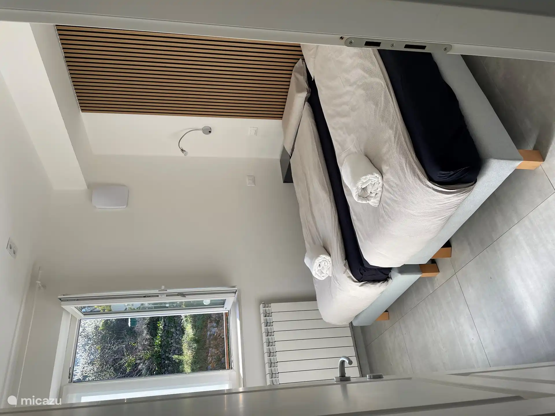 Dormitorio 2 con 2 camas individuales, cada una de 90 cm de ancho y 200 cm de largo.