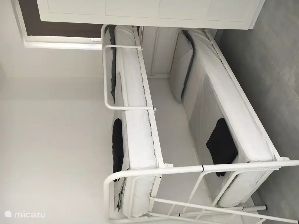 Dormitorio 3: litera para 2 niños. 80cm de ancho 190 cm de largo