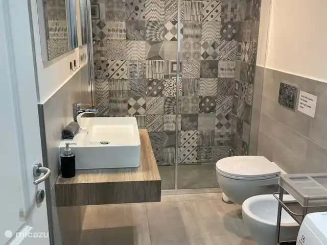 Lerici - Cinque Terre - Toscane Nr.5 huren in Italië, Ligurië, Lerici - appartement Badkamer, met douche, wc, bidet en wasmachine