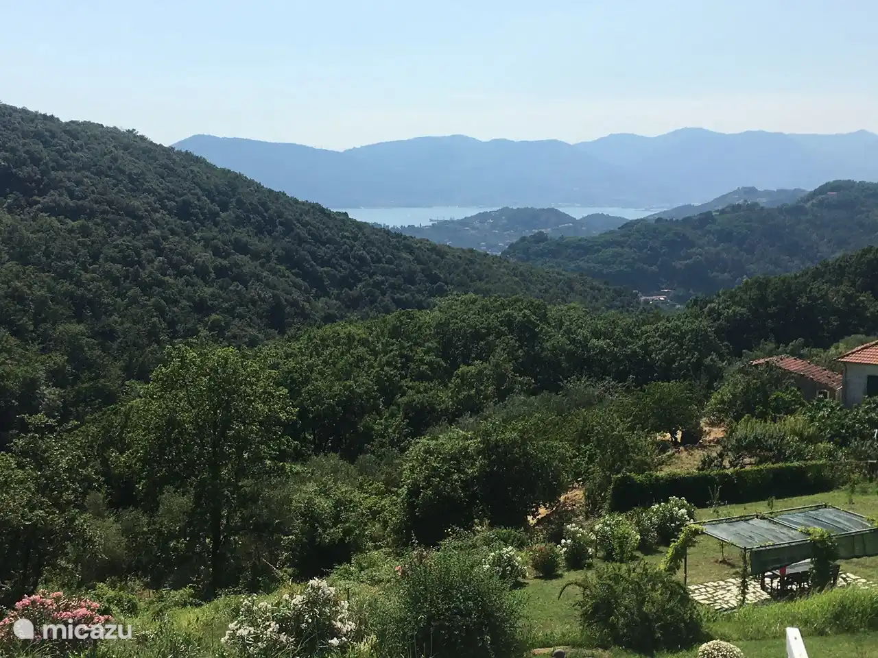 Vista sobre jardín comunitario, parque y mar