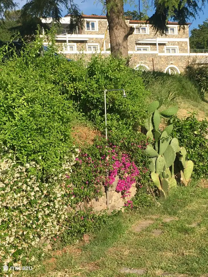 Ducha al aire libre en la piscina