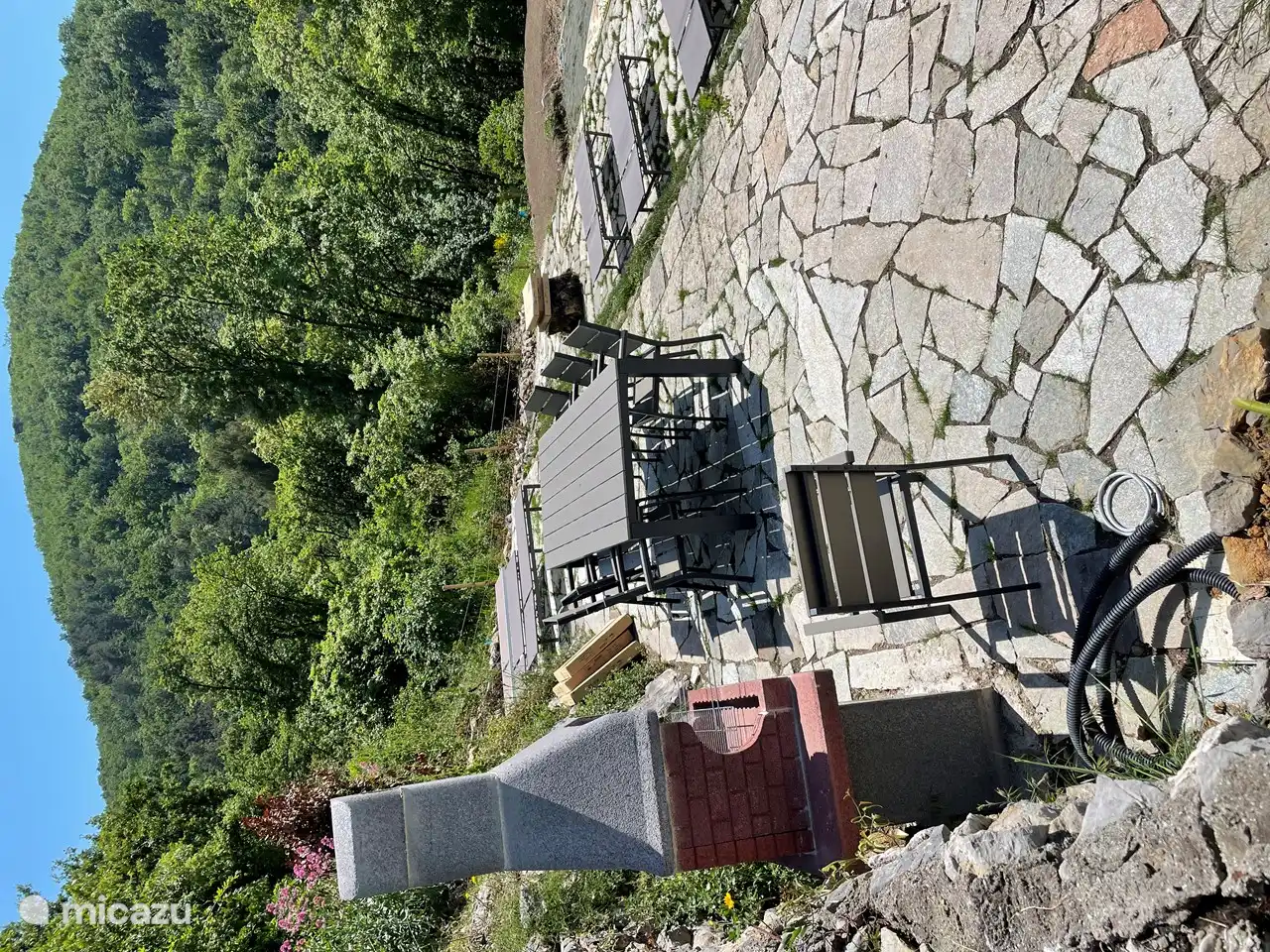 Nueva terraza comunitaria con una segunda barbacoa y piscina sobre el suelo
