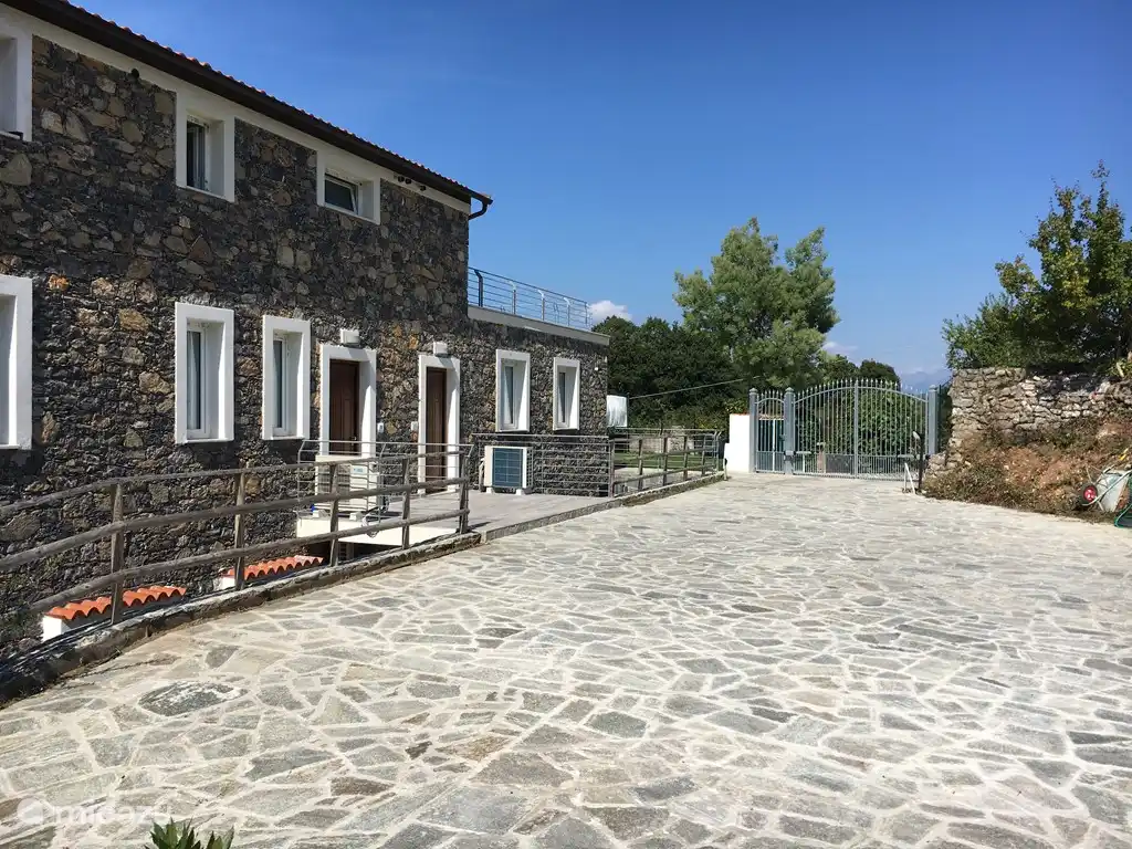 Estacionamiento con entrada en el apartamento