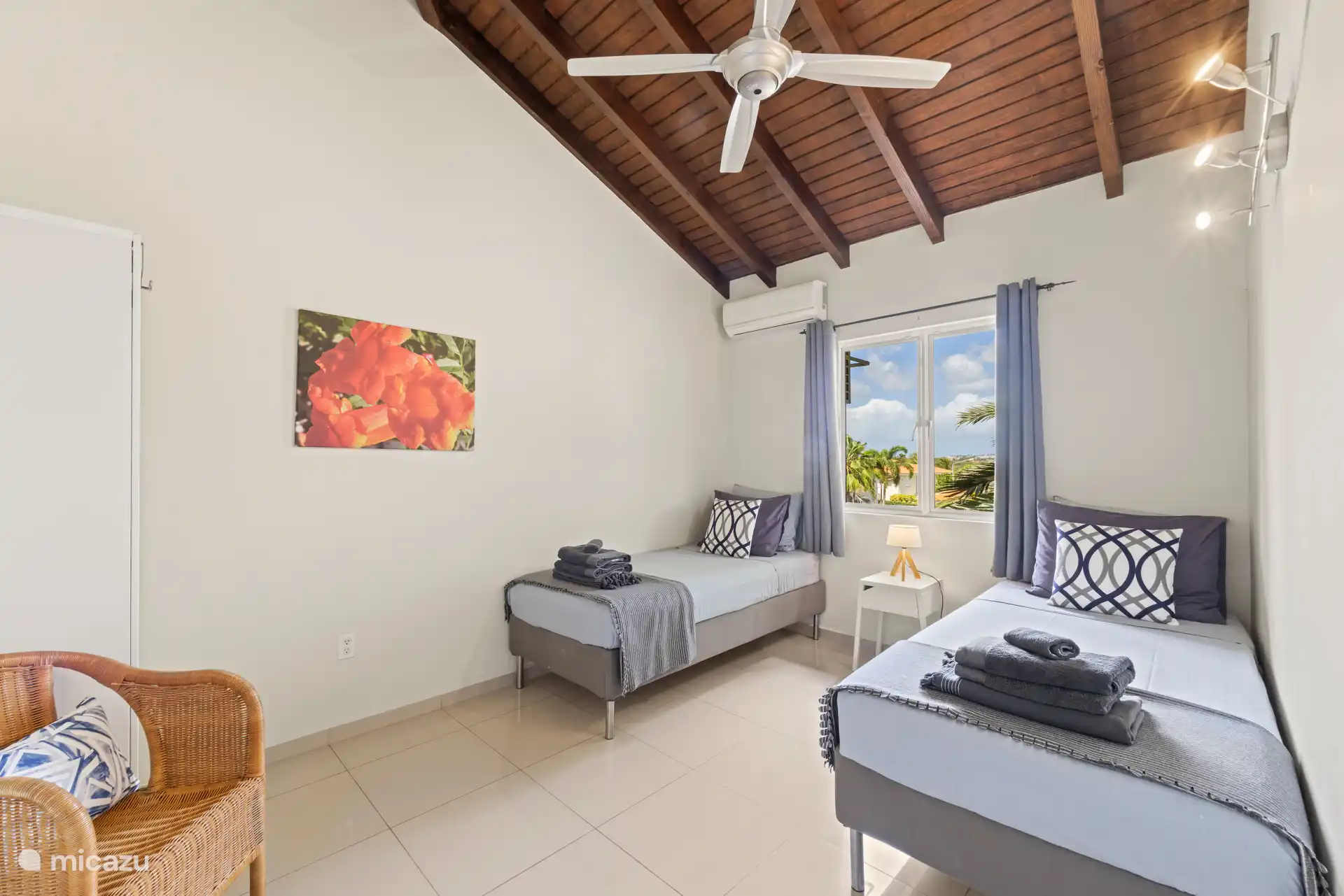 Chambre 3 avec climatisation et ventilateur.